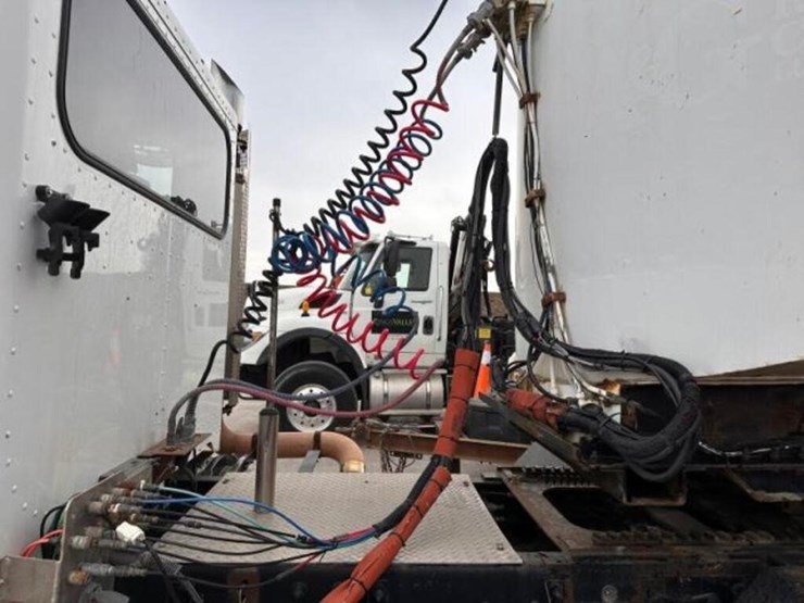 2008-peterbilt-335-image-33