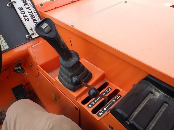 2018-jlg-8042-image-33