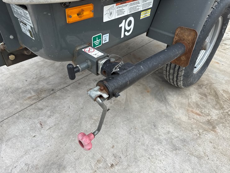 2015-massey-ferguson-8-image-34