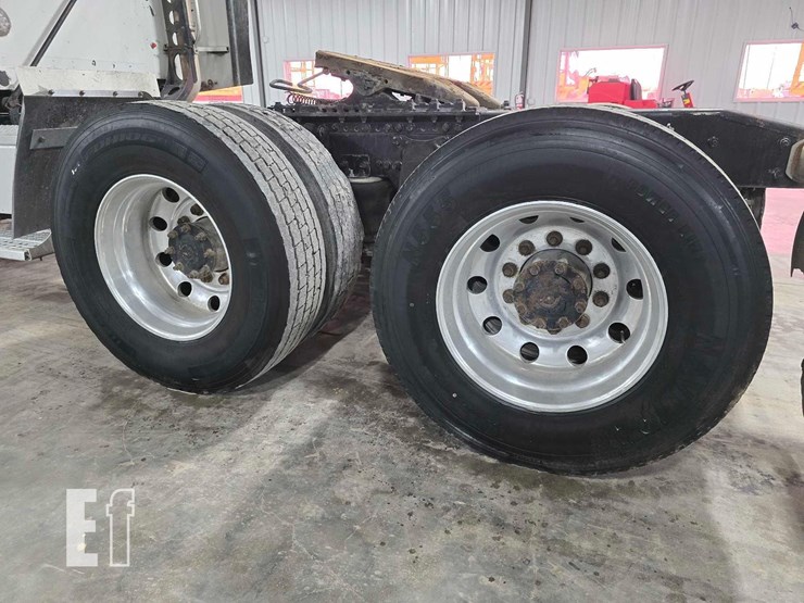 2009-freightliner-columbia-120-image-30