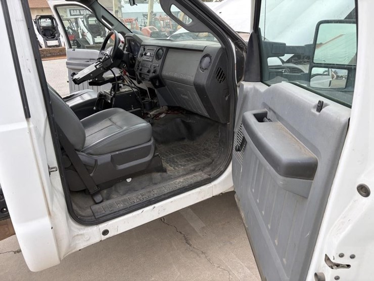 2011-ford-f550-image-9