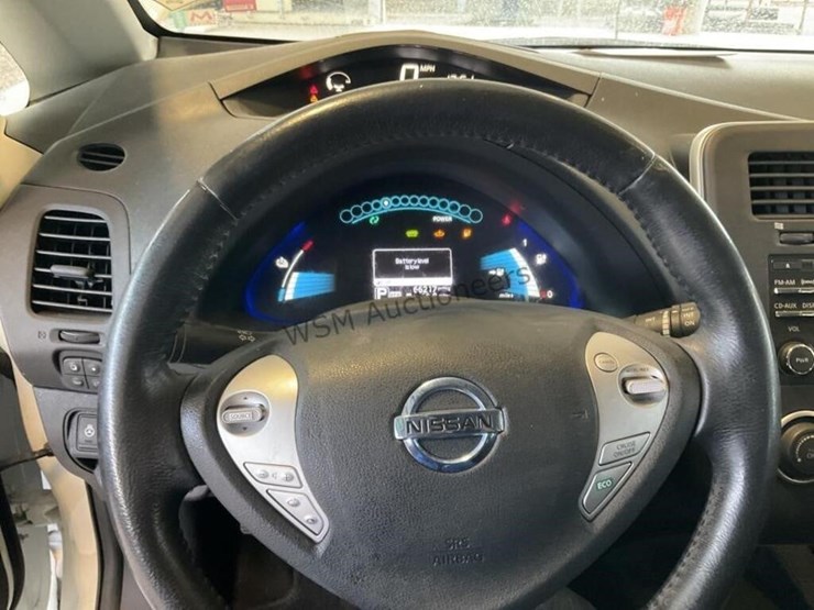 2015-nissan-leaf-s-hatchback-image-17