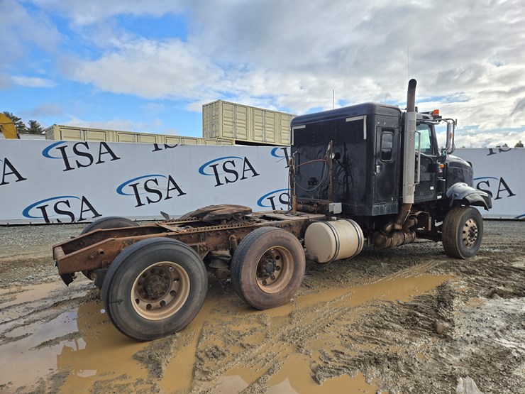 2014-massey-ferguson-8-image-3