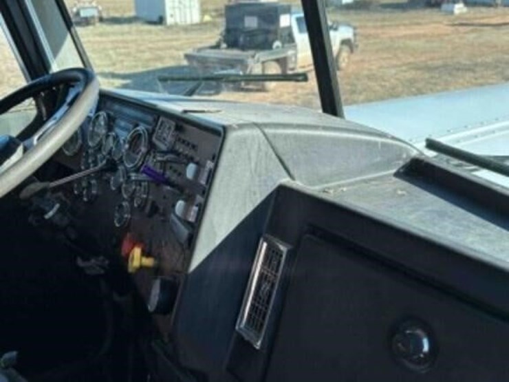 1989-peterbilt-379-image-17