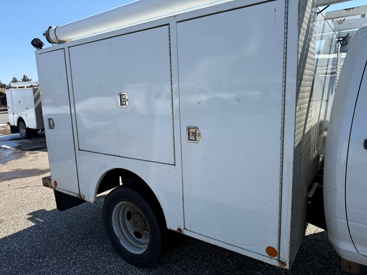 #1062-•-2015-ram-5500-heavy-duty-service-truck-image-14