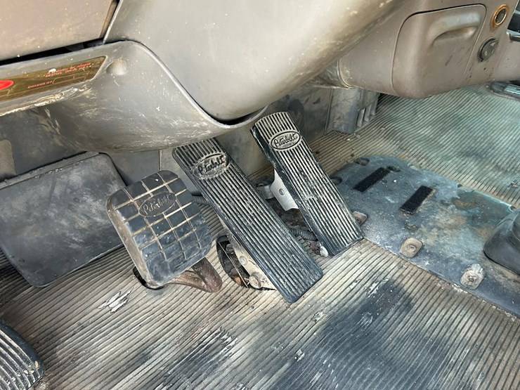 peterbilt-365-image-106