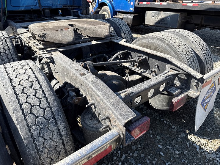 #2199-•-2020-international-a26-sleeper-cab-truck-tractor-image-25