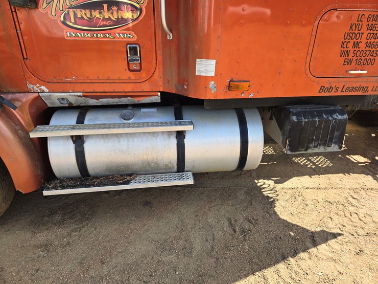 #1515-•-2005-international-9400i6x4-sleeper-cab-truck-tractor-image-18