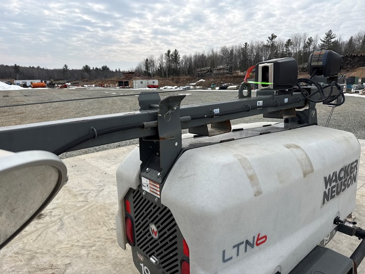 2015-massey-ferguson-8-image-17