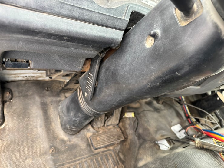 2005-gmc-t7500-image-37