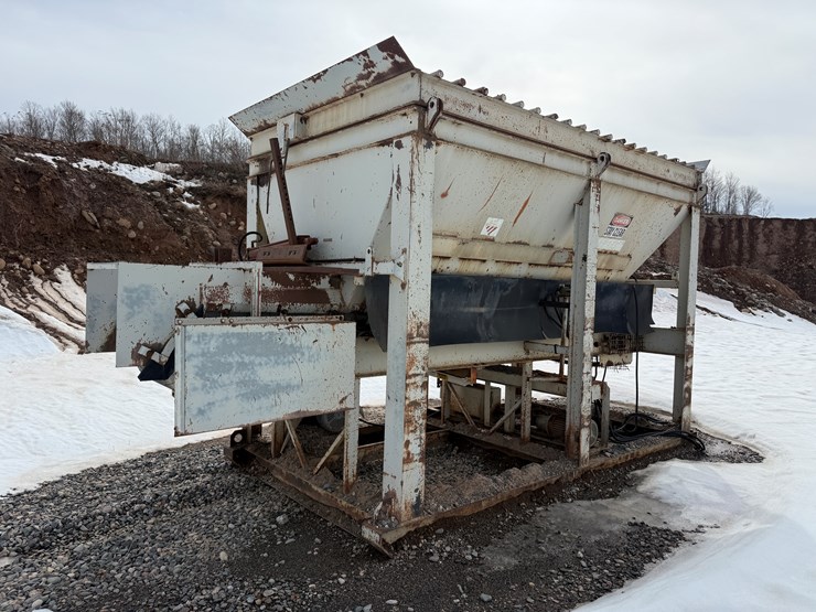 #2210-•-fabtek-14'x96"x128"-feeder-bin-image-1