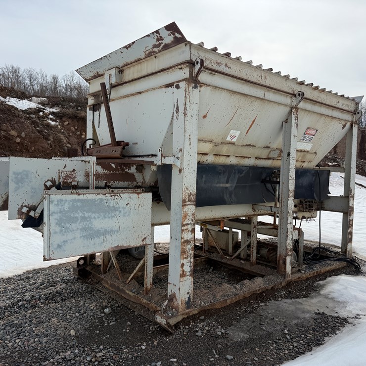 #2210 • Fabtek 14'x96"x128" Feeder Bin