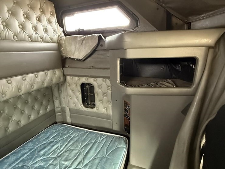 2005-kenworth-w900-image-43