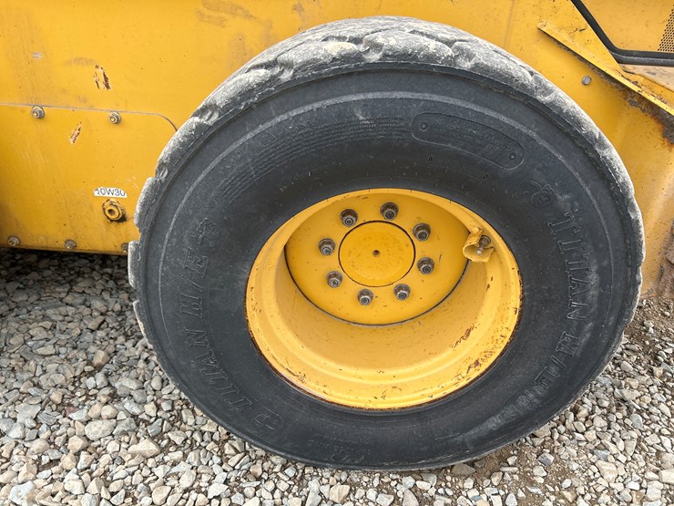 2020-deere-332g-image-57