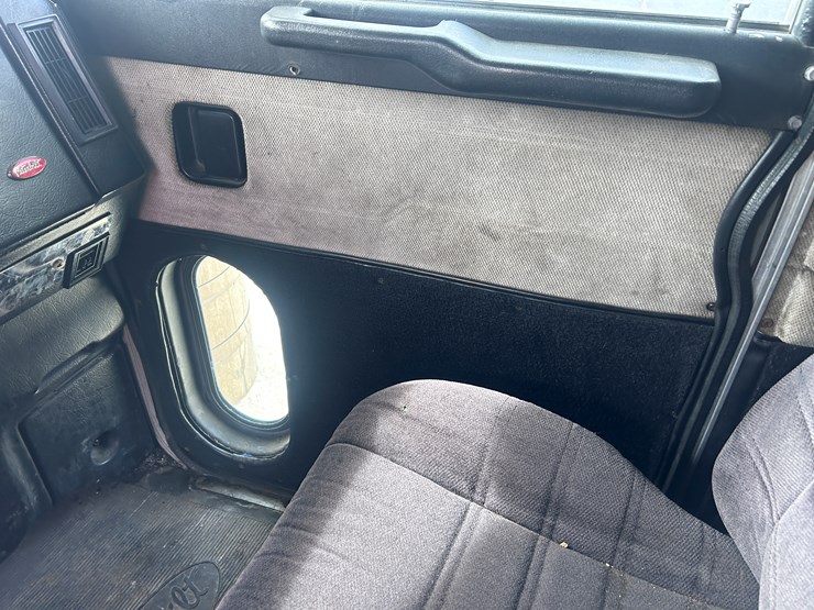 2000-peterbilt-379-image-47