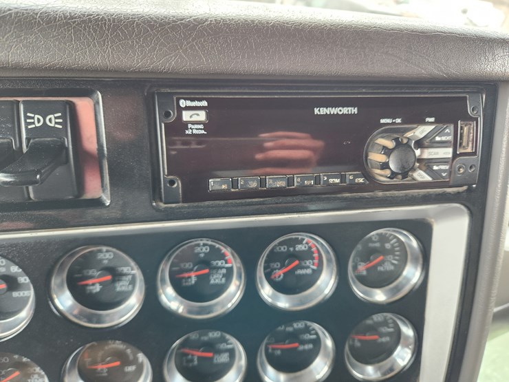 2014-kenworth-t800-image-26