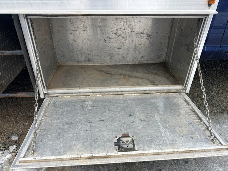 2012-massey-ferguson-8-image-37