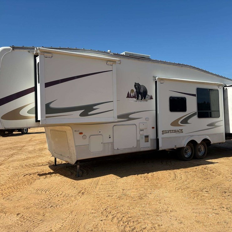 2007 Cedarwood Silverback 5th Wheel Camper