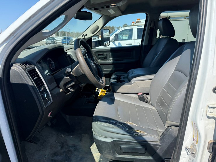 #1060-•-2015-ram-5500-heavy-duty-service-truck-image-32