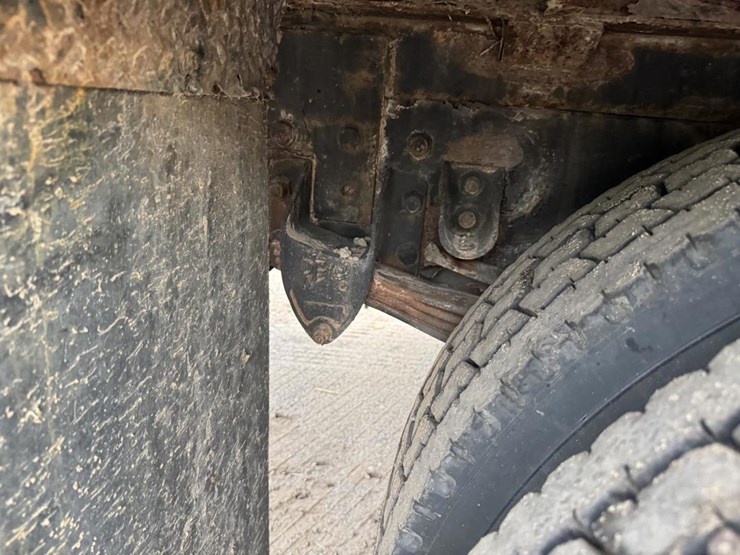 2003-peterbilt-330-image-45