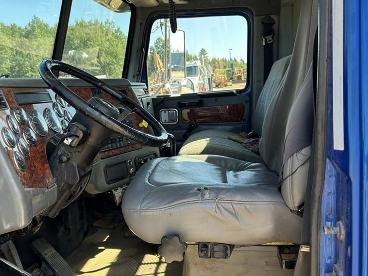 #1114-•-2005-western-star-tri-axle-heavy-haul-truck-tractor-image-57