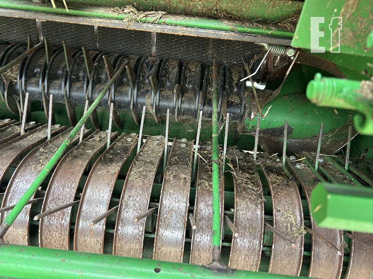 2011-john-deere-568-image-48