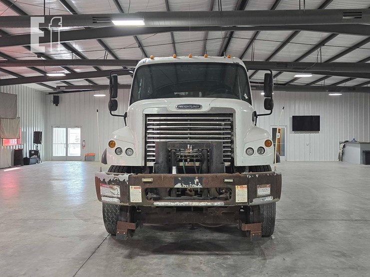 2012-freightliner-m2-106-image-7