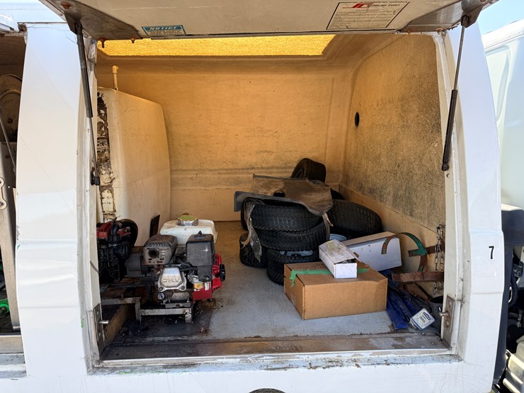 2001-isuzu-npr-image-23