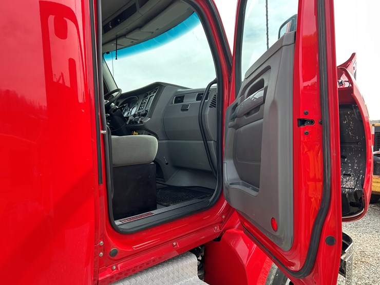 2015-kenworth-t680-image-55