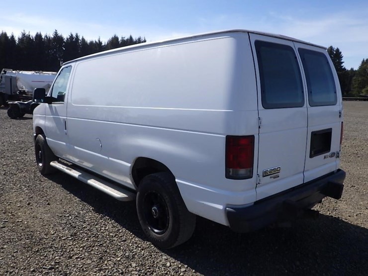 2013-ford-cargo-image-7