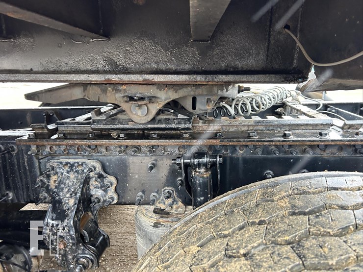 2015-volvo-vnl62t630-image-14