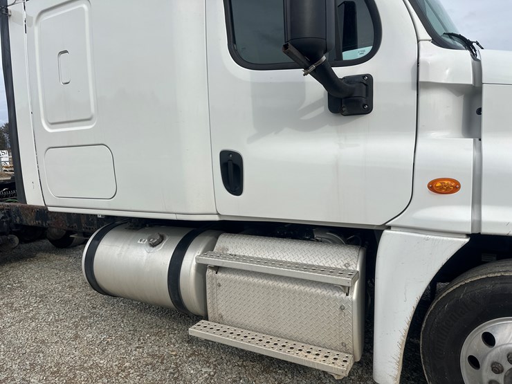 2017-massey-ferguson-8-image-13