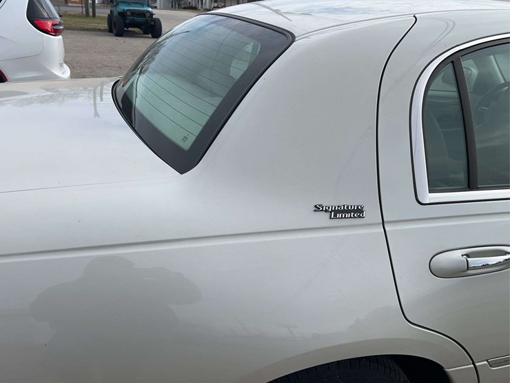 2005-lincoln-town-car-image-35