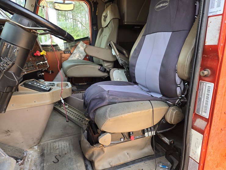 #1515-•-2005-international-9400i6x4-sleeper-cab-truck-tractor-image-40