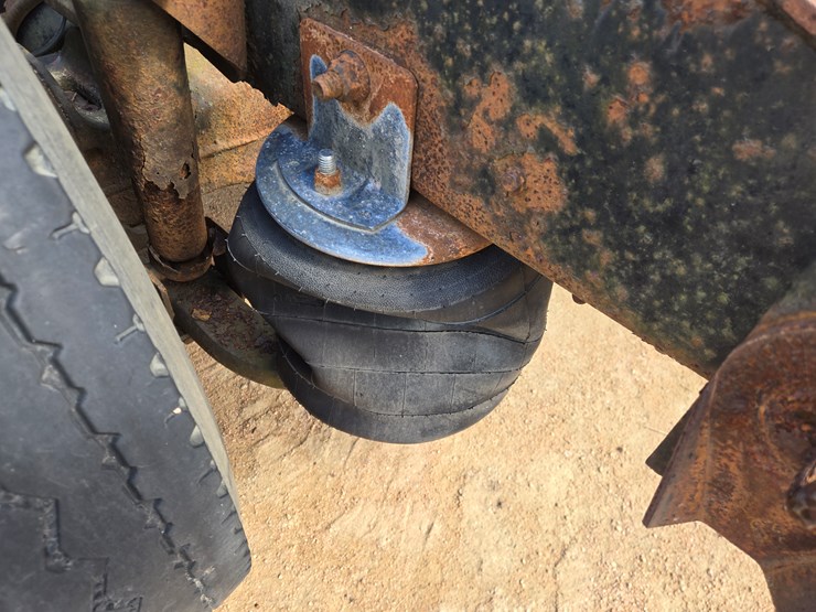 #1515-•-2005-international-9400i6x4-sleeper-cab-truck-tractor-image-25