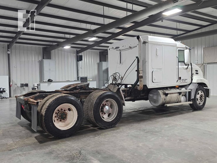 2004-mack-vision-cx613-image-3