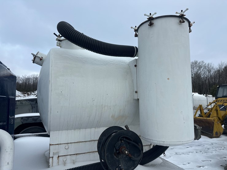 2012-massey-ferguson-8-image-21