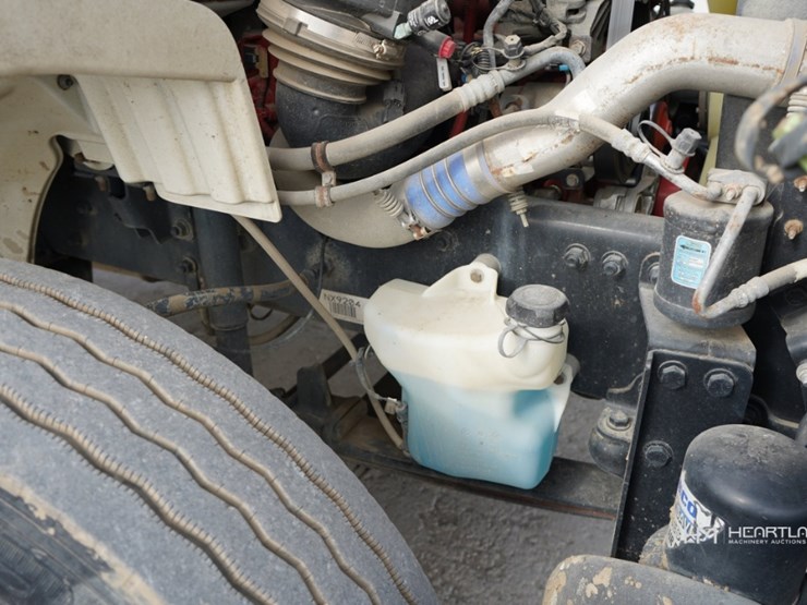 2023-freightliner-m2-106-image-13