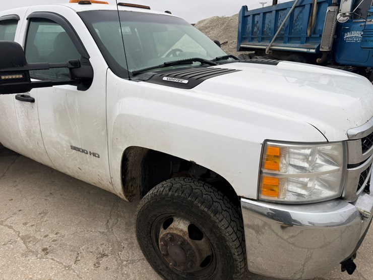 2012-chevrolet-3500-image-17