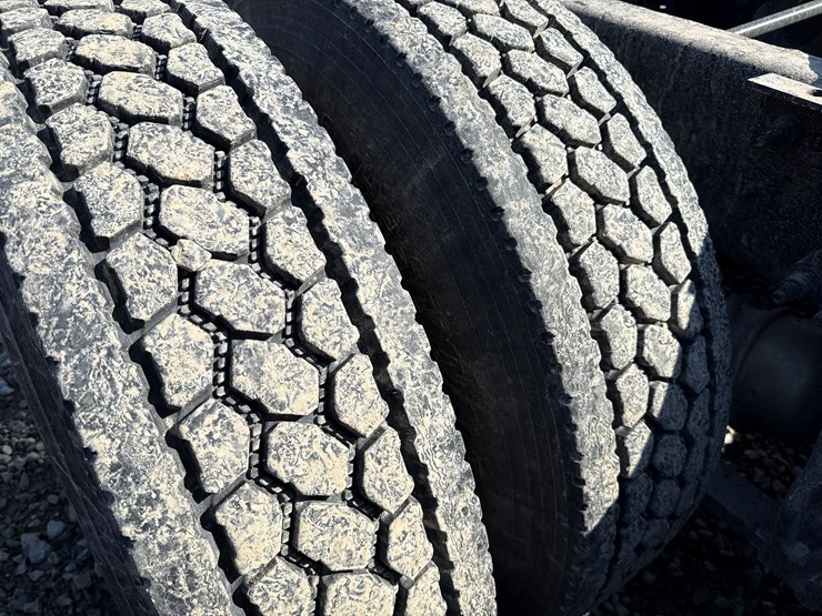 #2199-•-2020-international-a26-sleeper-cab-truck-tractor-image-96