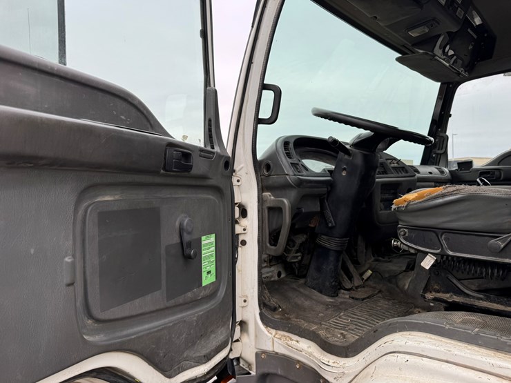 2005-gmc-t7500-image-27