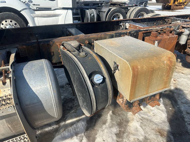 2015-peterbilt-337-image-18