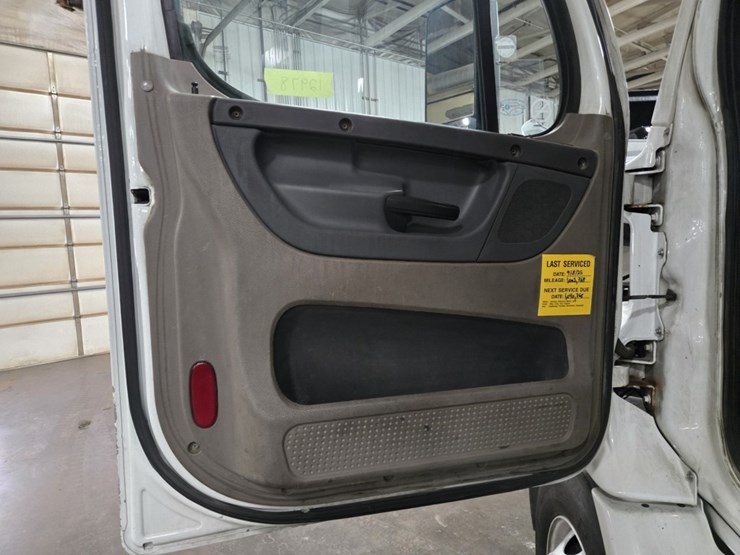 #2298-•-2015-freightliner-cascadia-day-cab-truck-tractor-image-56