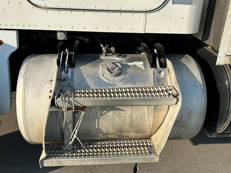 peterbilt-365-image-31