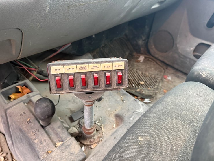 2012-chevrolet-3500-image-40