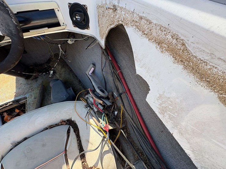 four-winns-"180-freedom"-ski-boat-w/-trailer-image-25