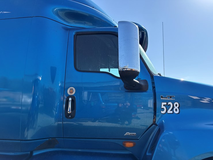 #2199-•-2020-international-a26-sleeper-cab-truck-tractor-image-11