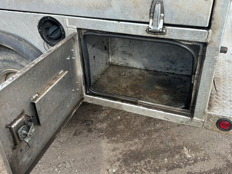 2004-chevrolet-3500-image-21