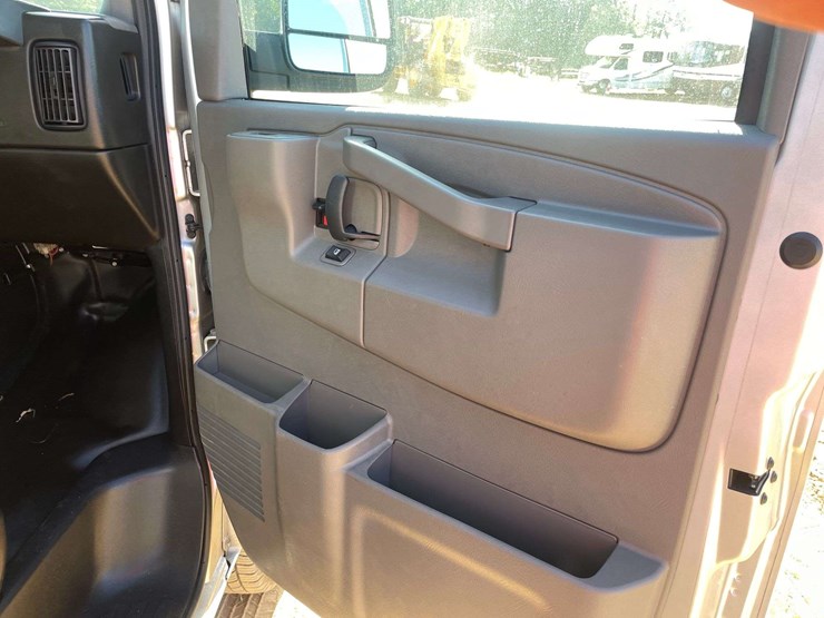 2024-chevrolet-express-2500-image-16