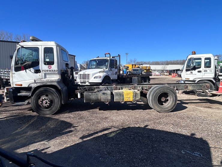 #1694-•-2004-isuzu-cab-and-chassis-image-2